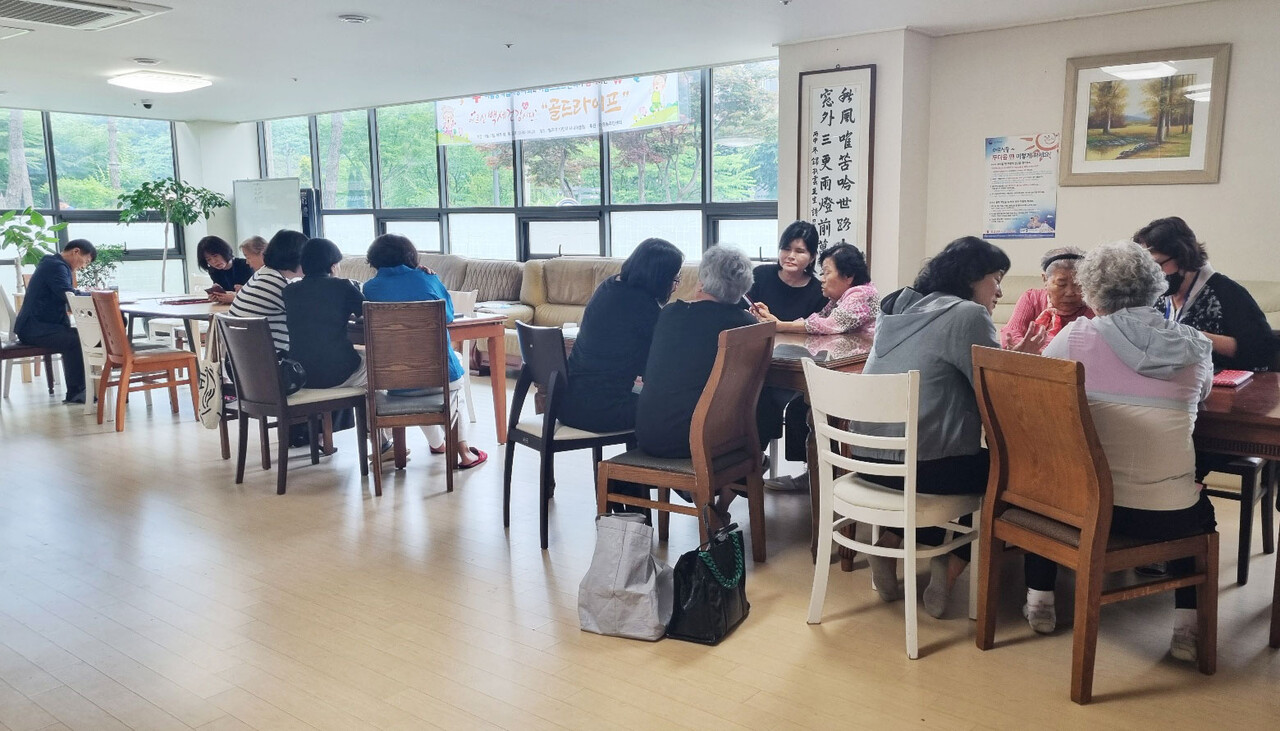 ‘찾아가는 어르신 모바일 길잡이’ 봉사활동이 지난 6월 19일 오후, 범지기 10단지 경로당에서 상반기 마지막 수업을 끝으로 마무리됐다.  사진=세종신중년센터 온누리서포터즈 제공