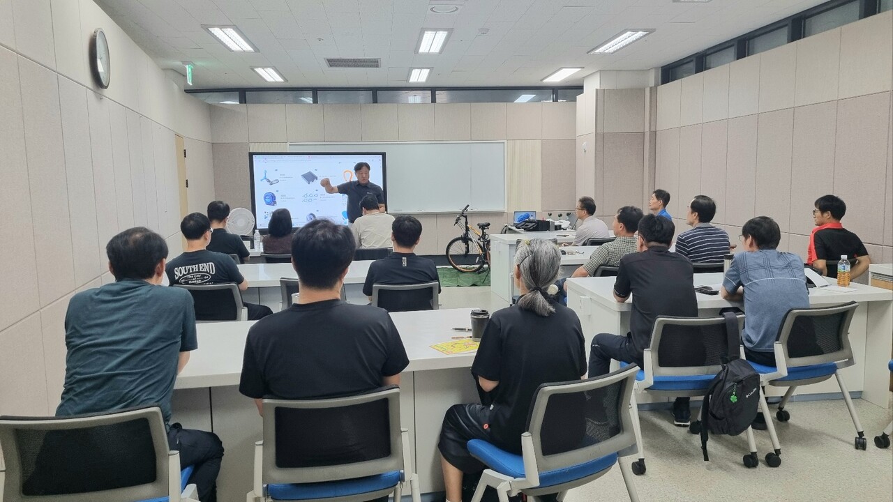 지난 6월 26일 열린 세종신중년센터 ‘자전거 정비사 자격취득과정’ 사진=세종신중년센터 온누리서포터즈 제공