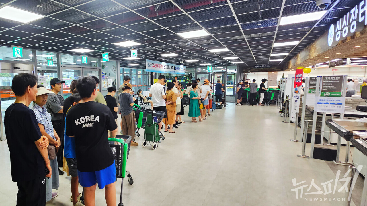 개장 시간인 9시부터 장터 앞은 꽃게를 기다리는 주민들로 긴 줄이 늘어서며 장사진을 이뤘다. 사진=김이연심 기자