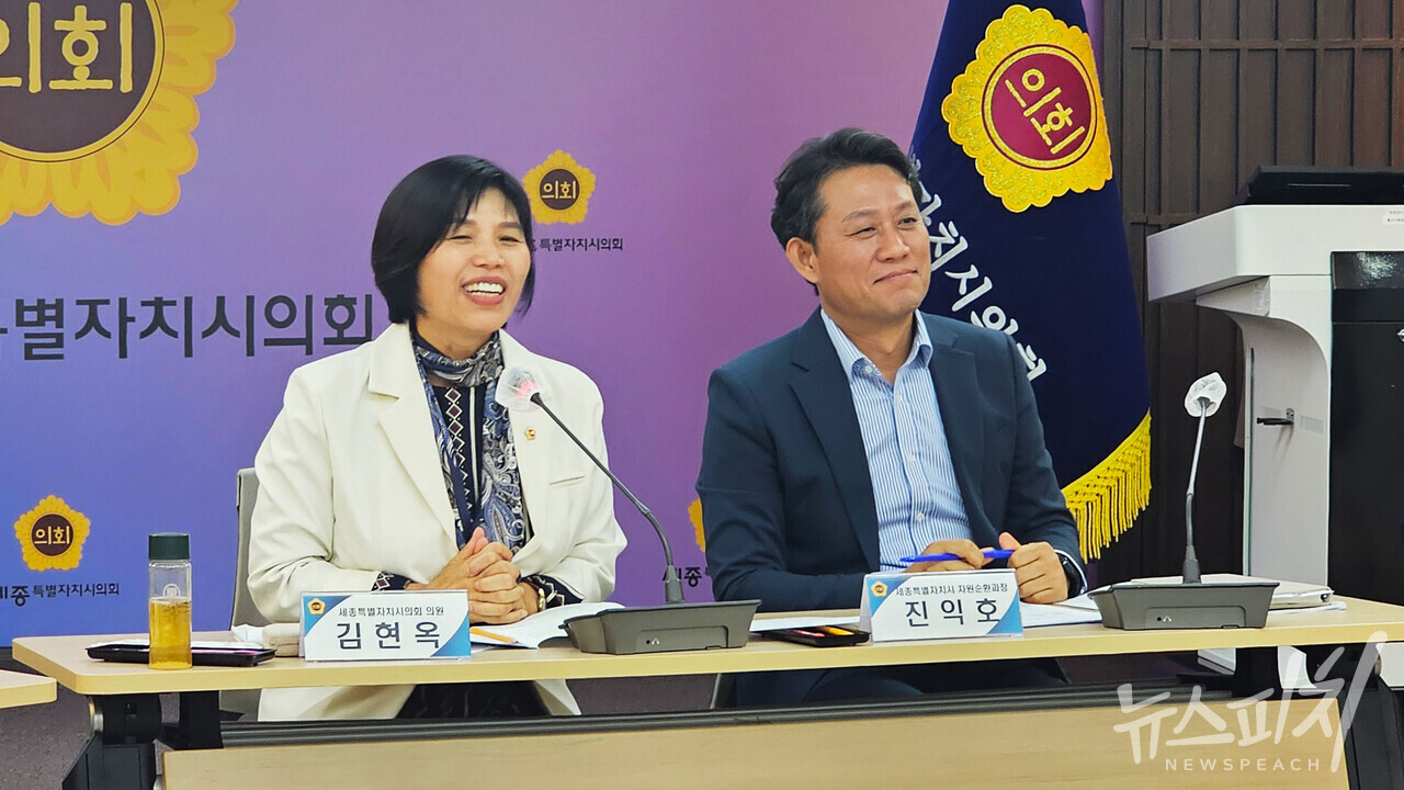 이날 김현옥 세종시의원과 진익호 세종시 자원순환과장이 토론에 참여했다. 사진=김이연심 기자