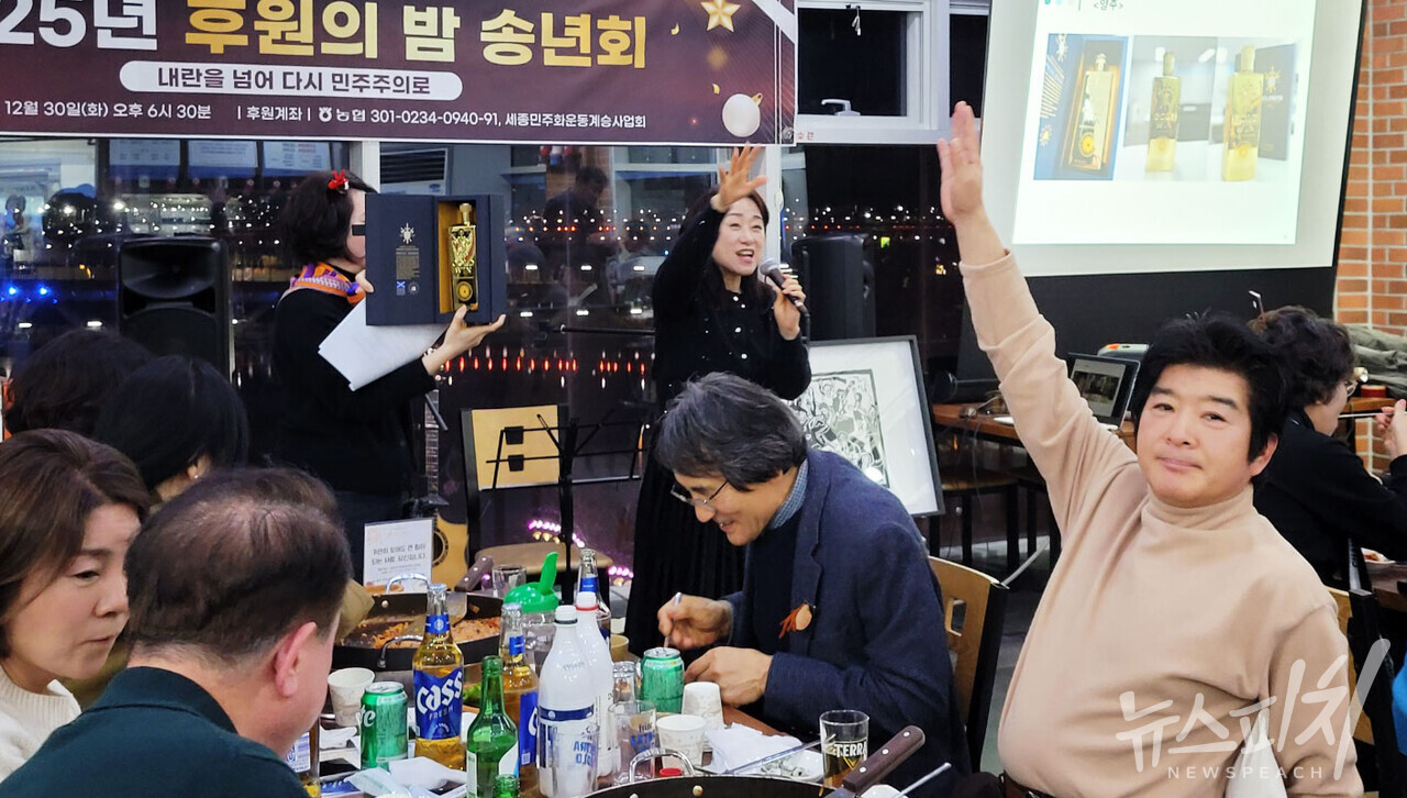 행사 후반부에는 후원의 밤 취지에 맞춰 경매와 바자회가 진행돼 큰 호응을 이끌었다. 사진=이소정 시민기자